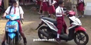 Siswa SD Naik Motor Sendiri Ke Sekolah