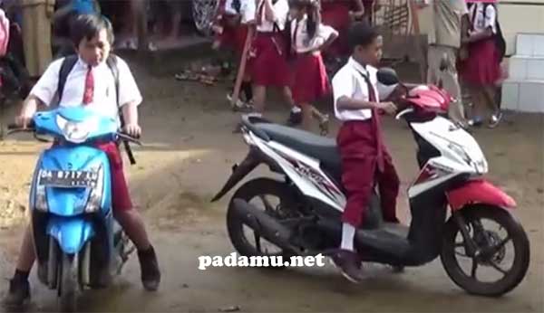 Siswa SD Naik Motor Sendiri Ke Sekolah